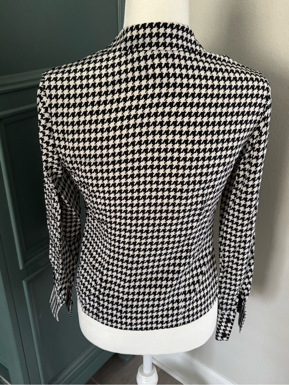Petite Sophisticate Silk Black & White Houndstooth Top - Picture 4 of 6